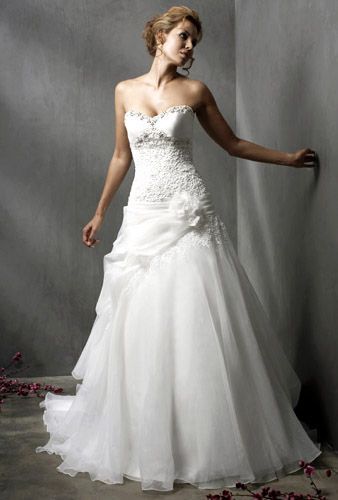 Elegant wedding dress. Sweetheart neckline fitted bodice and full flouncy skirt.