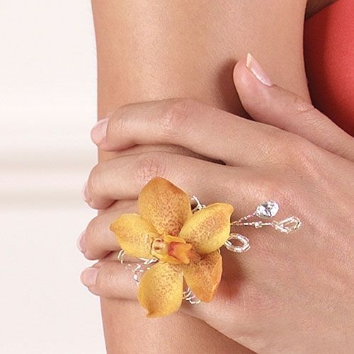 How clever! A ring corsage instead of the bulky wrist thing.