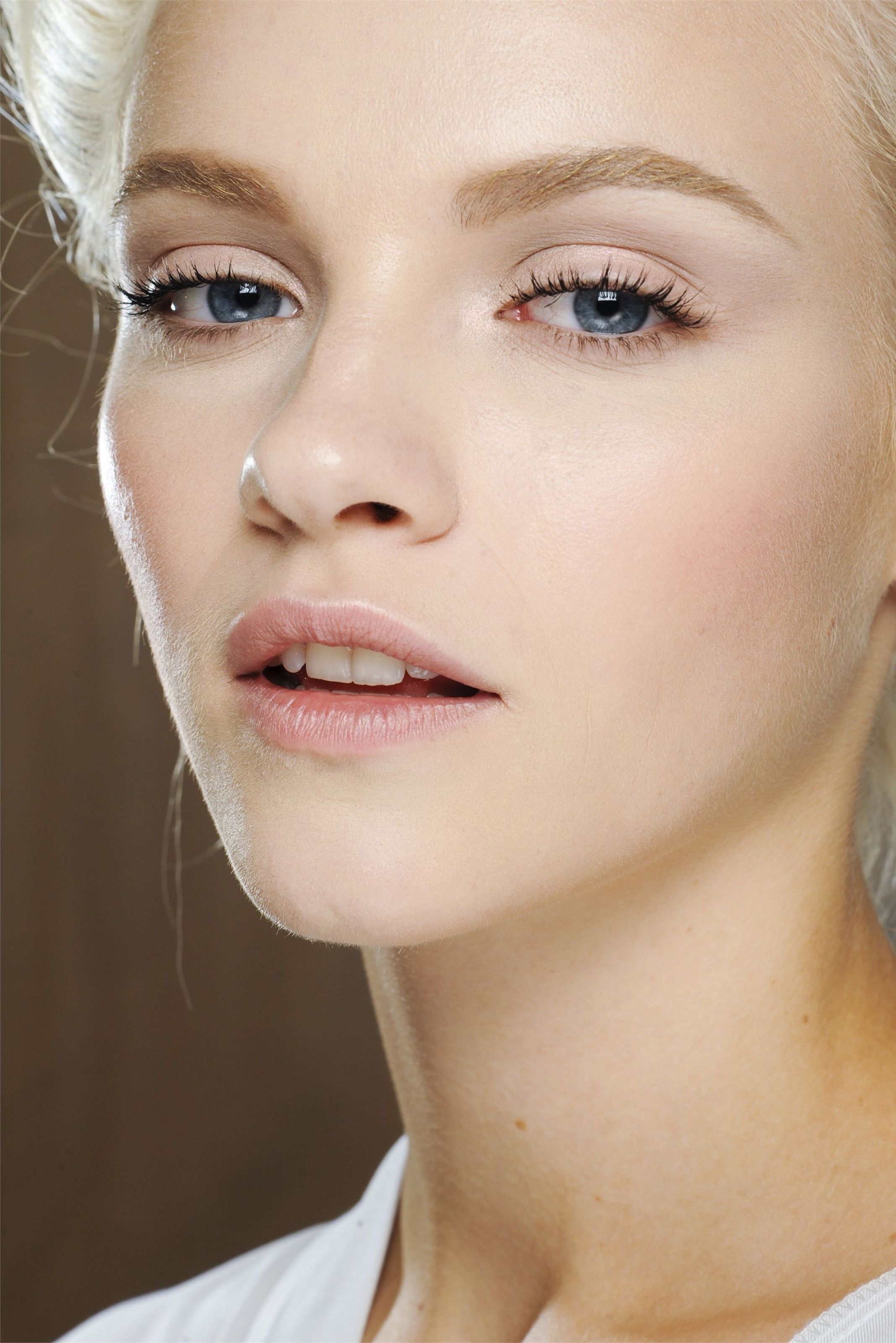 Light Pink eyeshadow on lid and winged out, white highlight – maybe try with my