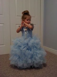 Sew Fantastic: Cinderella tulle dress  tulle skirt tutorial. Oh. My. Gosh! Must