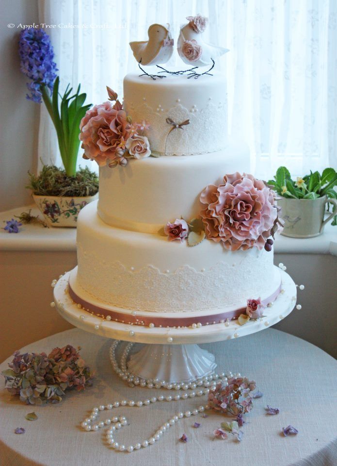 beautiful vintage  wedding cake