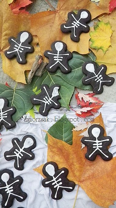 skeleton cookies!! (from gingerbread men cookie cutters)