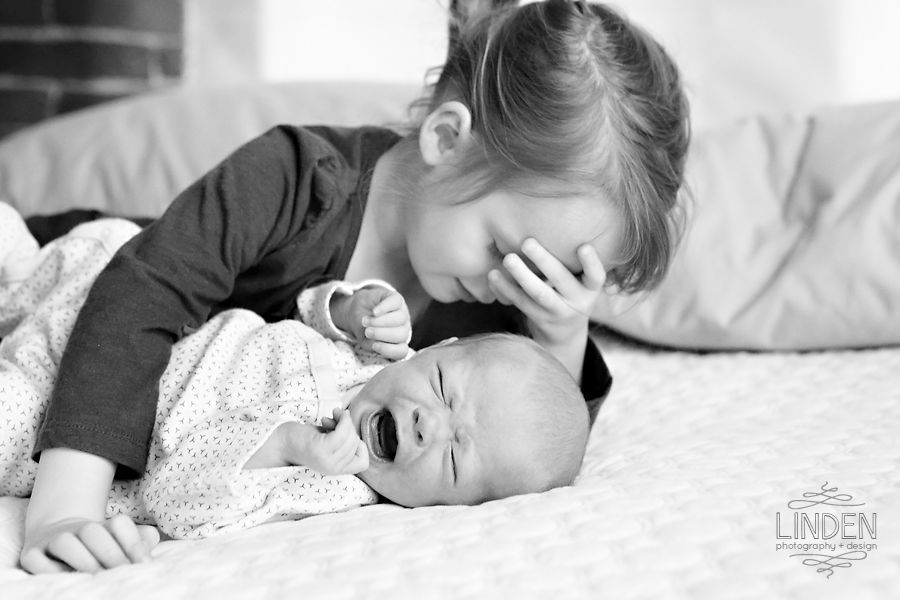 Funny Big Sister and Baby Sister Photo | Siblings | Newborn Baby Photography | L