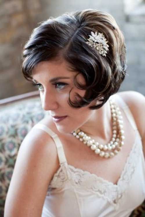 I think her hair is darling! 20 other short hairstyles for updos. #short #hair #