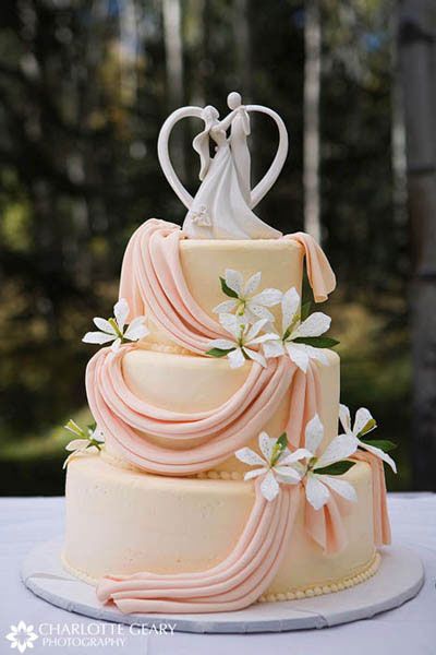 Orange wedding cake for a fall wedding