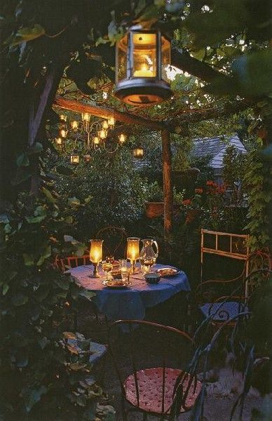 Dinner in a garden. Love!