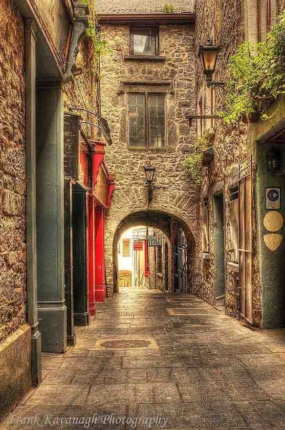 Medieval Passage, Kilkenny, Ireland.I want to go see this place one day.