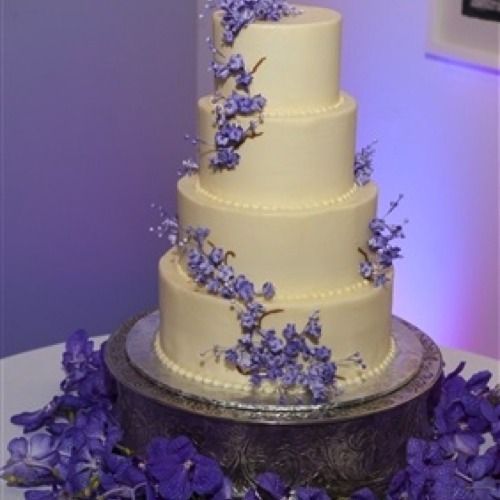Purple / lavender flowers on wedding cake #bride #wedding #weddingcake #cakeflow