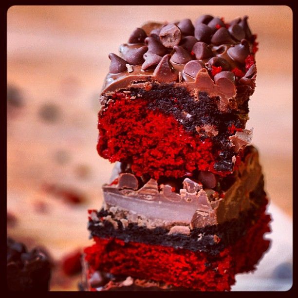 Red velvet Oreo truffle brownie bars #luxuryspot #recipe #oreo #redvelvet #desse