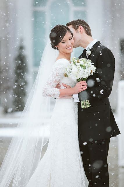 I just love this! Sometimes I wish I can have a winter wonderland wedding!