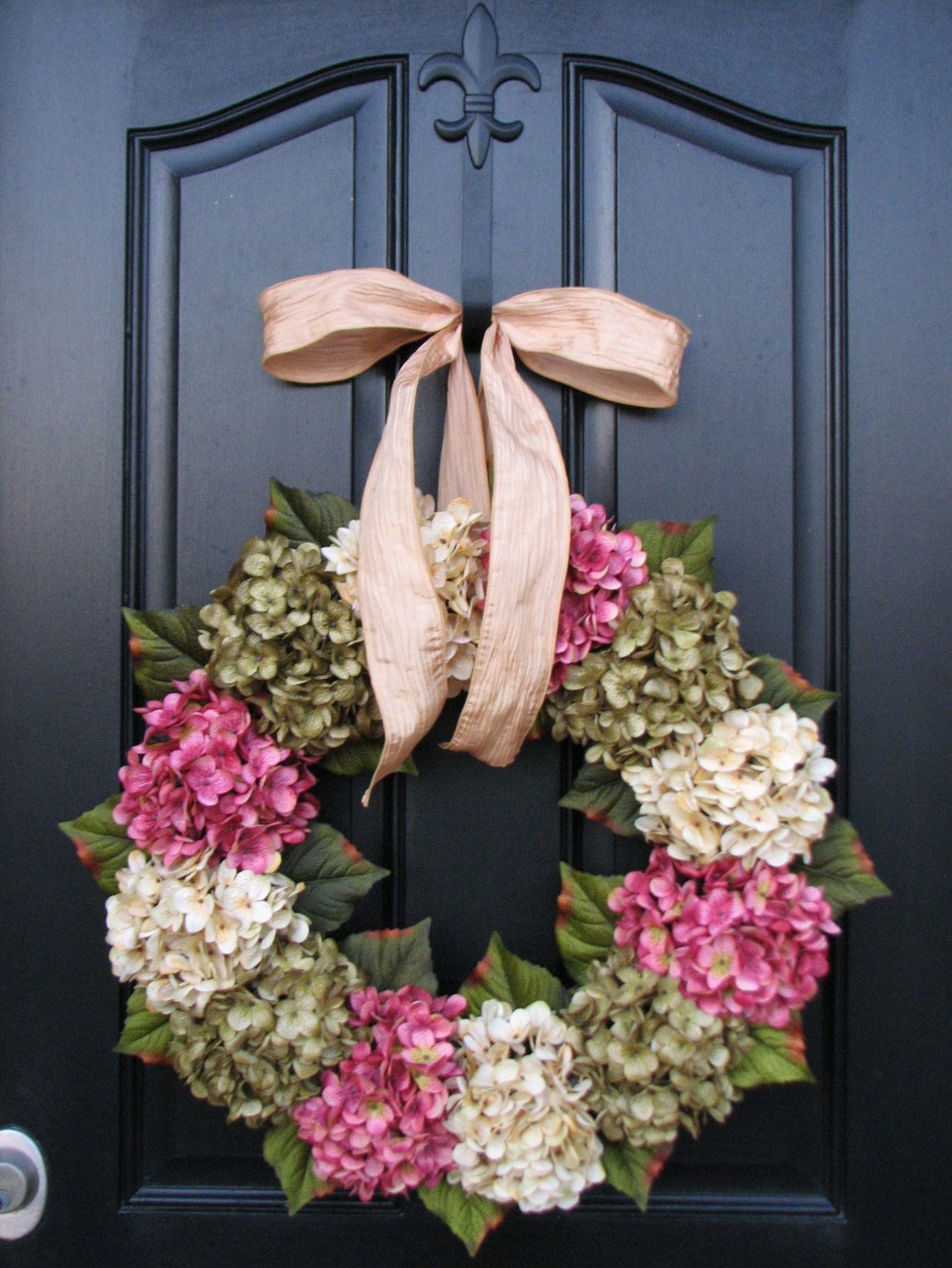 Spring hydrangea wreath inspiration. Love this plus super easy to make for half
