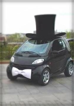 top hat smart car…this just makes me giggle