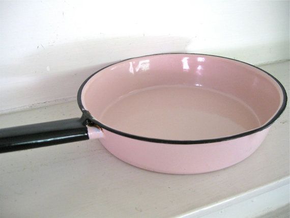 Vintage Pink Enamel Frying Pan – 1950s Kitchen
