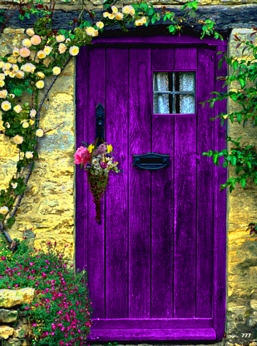 what a beautiful purple door … please leave the bouquet in the holder