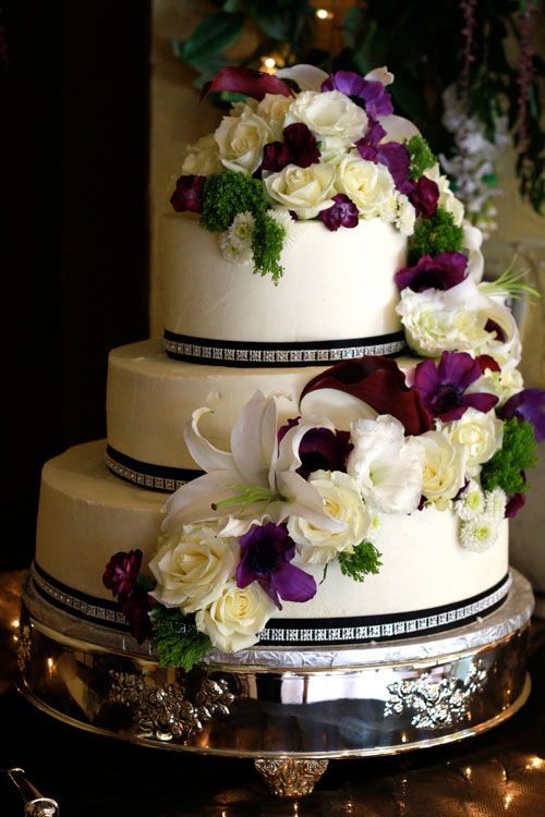 Decorating Wedding Cakes with Fresh Flowers
