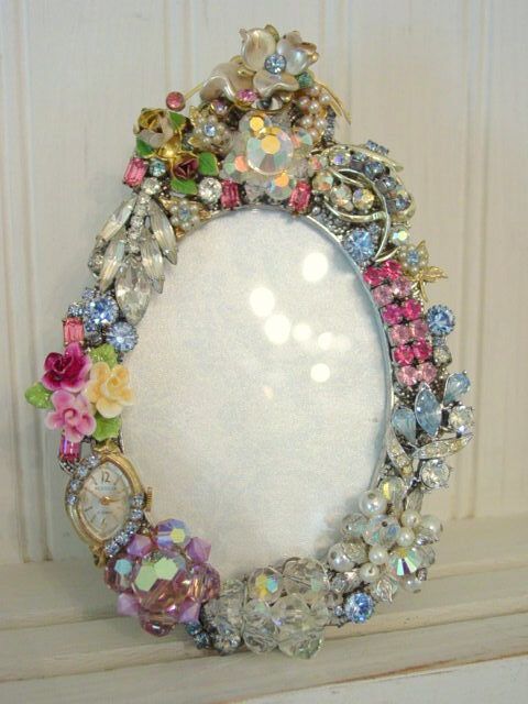 DIY:: Frame From Vintage Jewellery /// …. Click to see , MORE ideas too !  I w