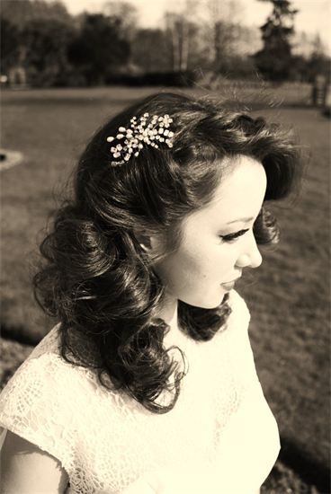 Laid back easy vintage hair inspiration. Love the vintage hair clip too