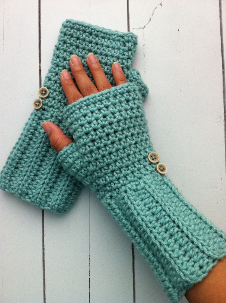 Crochet fingerless gloves – no pattern, but looks very easy (double crochet ribb