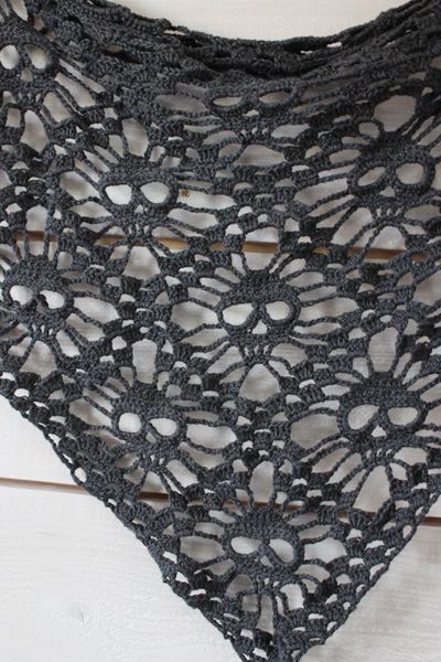 Crochet skull shawl. With pattern.