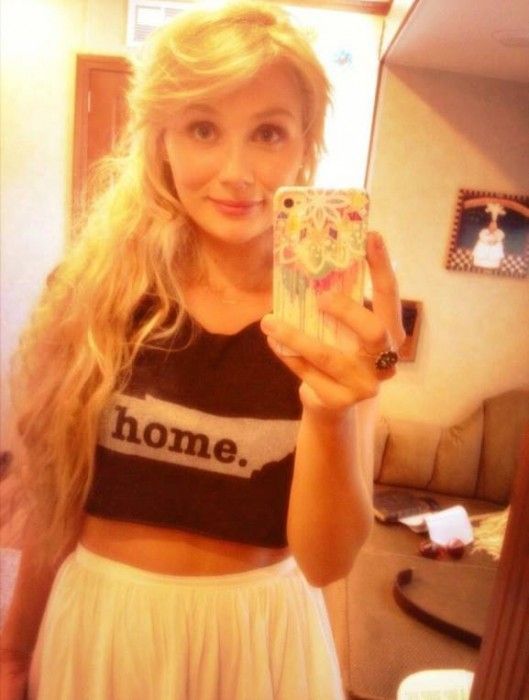 Actress Clare Bowen from ABCs Nashville Wears the Tennessee Home T.