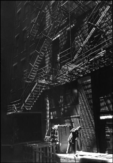 Alley, 1946, Chicago. Henri Cartier Bresson