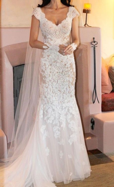 Fantastic lace off the shoulders wedding gown…