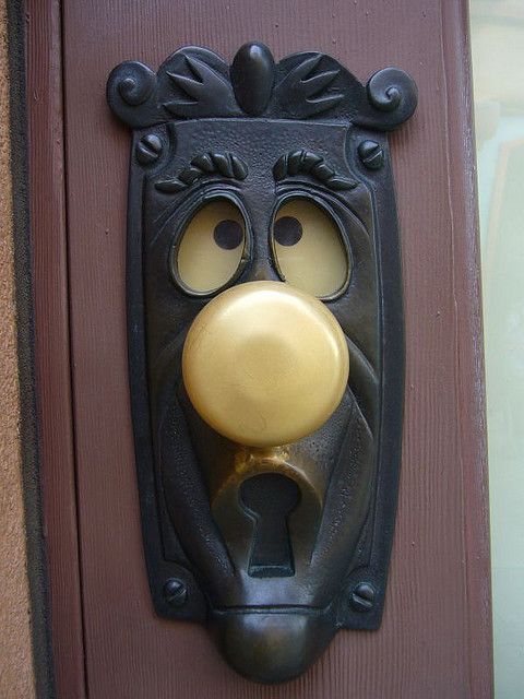 I want one!!  alice in wonderland doorknob – turn the handle and the eyes change