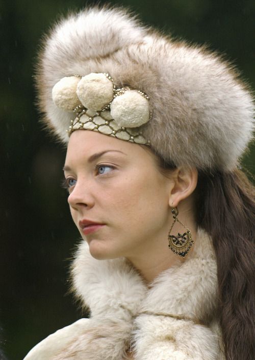 Natalie Dormer as Anne Boleyn in The Tudors.  LOVE this winter ensemble.  And, s