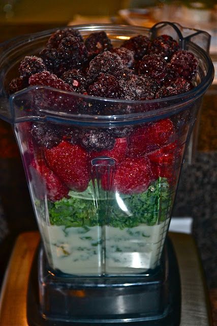 Berry Good Green Smoothie- Tons of smoothie recipes and other healthy goodies!