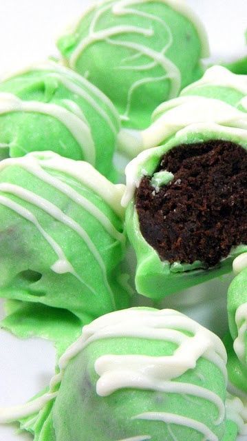 Girl Scout NO BAKE Thin Mint Truffles. Oh, easy and just as delicious as the pop