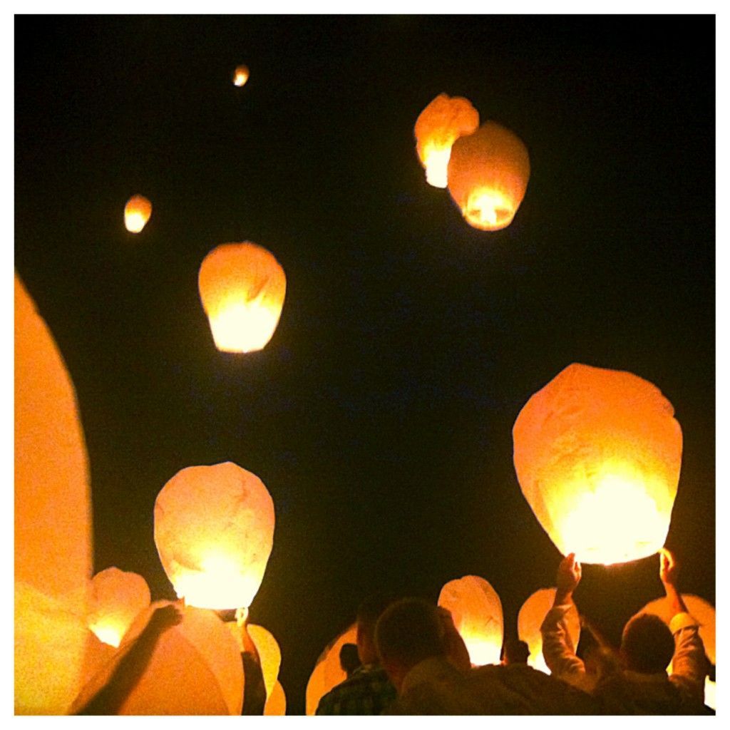I really want you to do this at your wedding!!! Paper Lantern Release- outdoor w