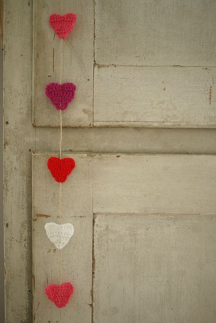 use your crafty talents when making favors…these crocheted hearts are super cu