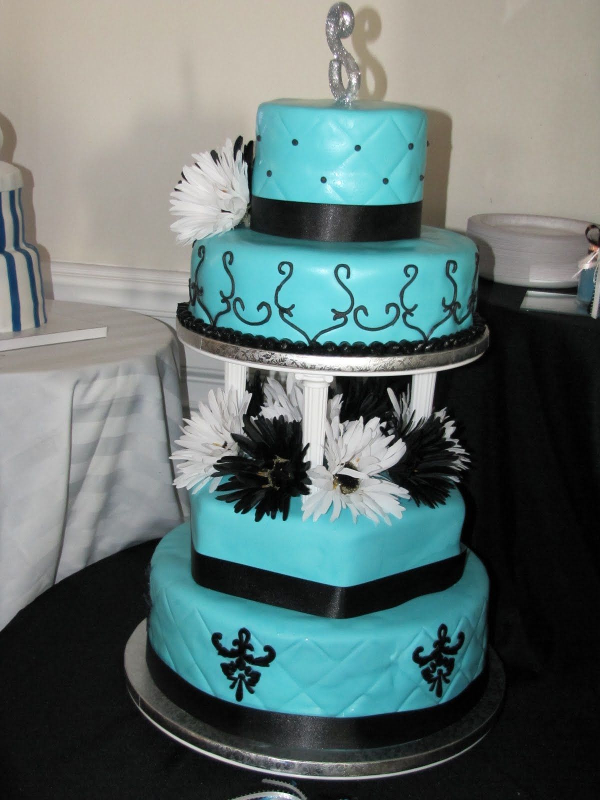 Want a blue and black wedding! Perfect cake for that