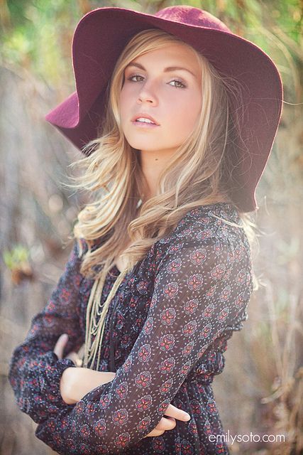 Ideas for senior pictures with hats. Hat senior picture ideas for girls. #senior