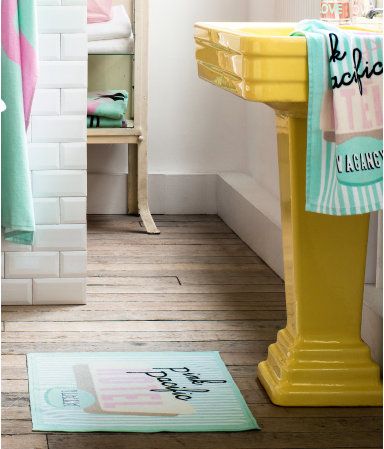 Love!  Wood floors, white walls and that pretty yellow sink! Yay!