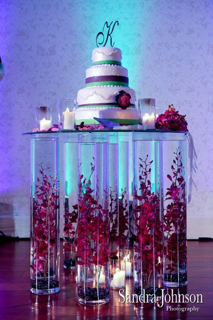 What a unique way to display your wedding cake!@Mallorie Kelly Tentaciones En Ag