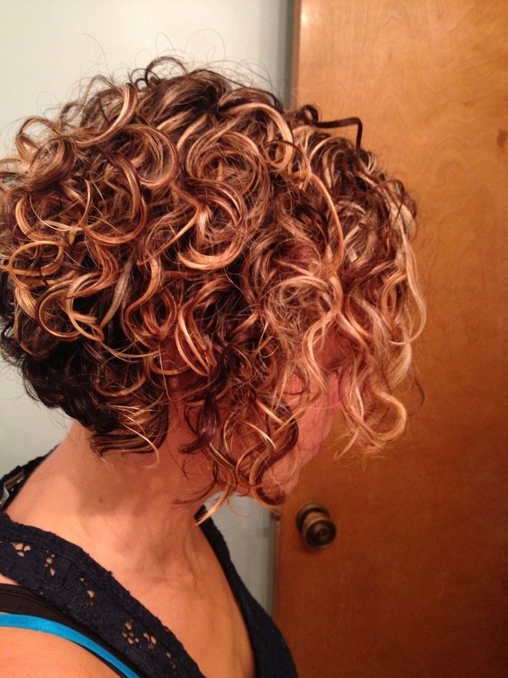 Short curly hairstyles appears charming and voluminous. It works better on peopl