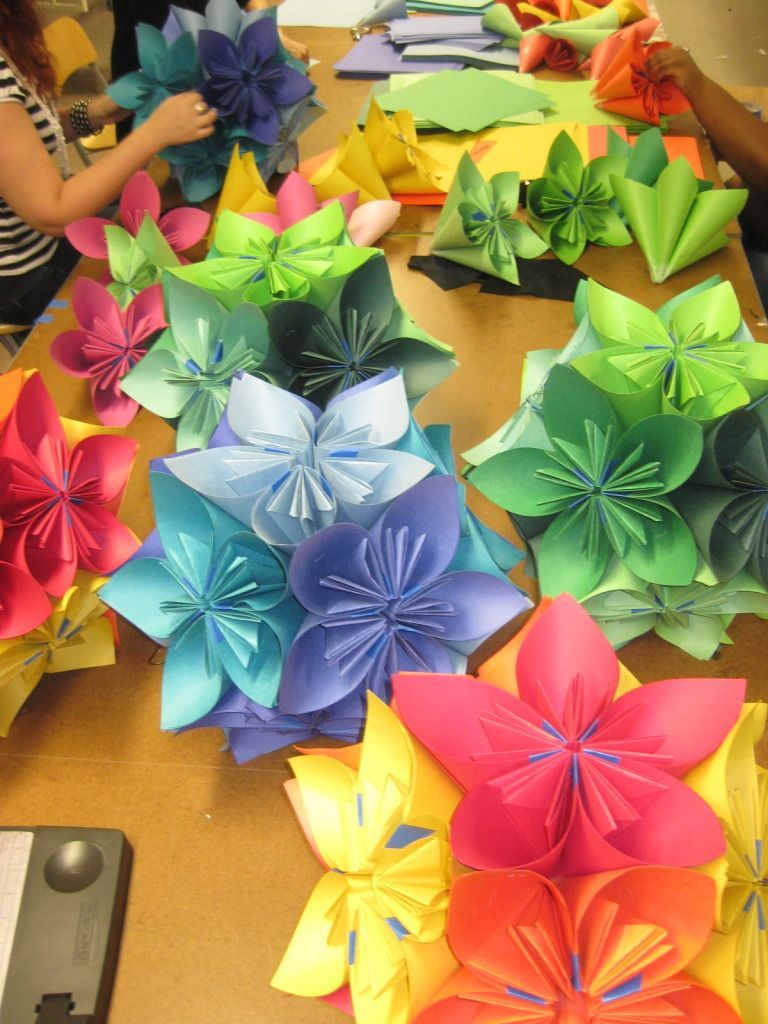 Love these paper flowers, r