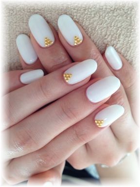 White & gold round nails