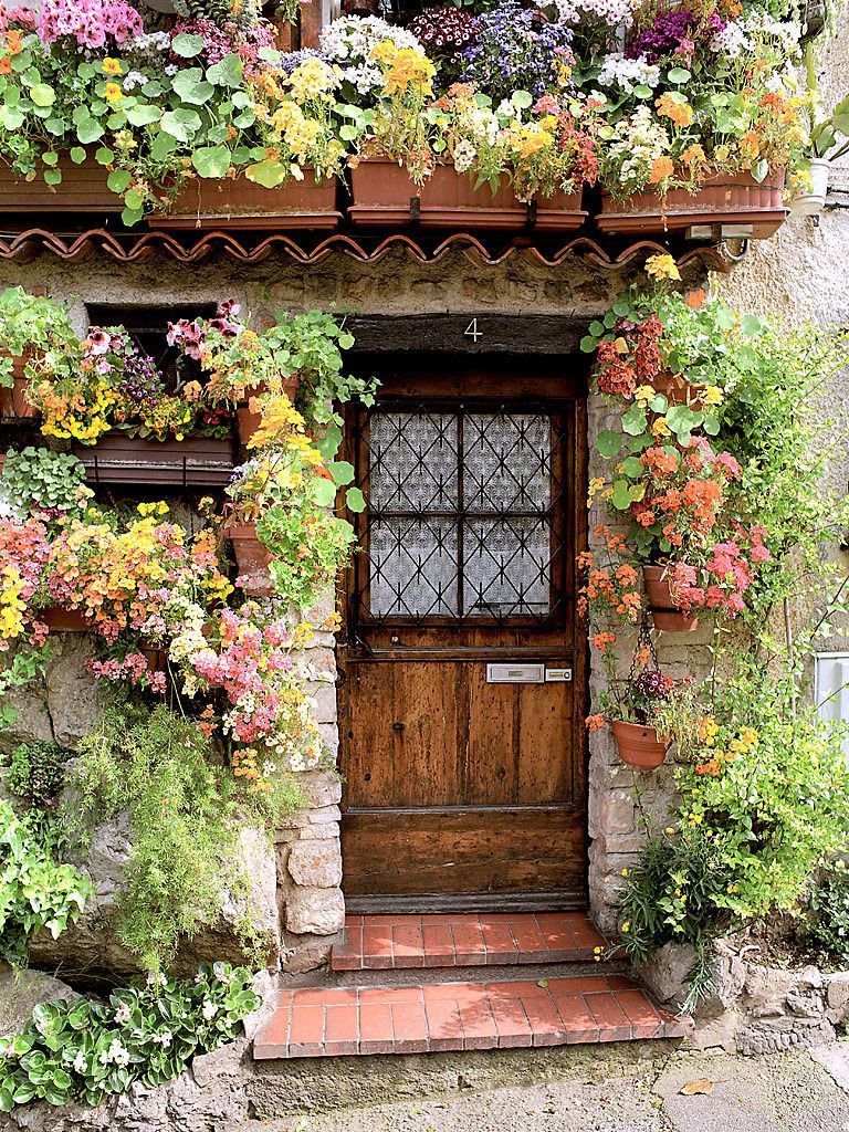 Flower cottage in Antibes (Provence), France. Photo by Dennis Barloga