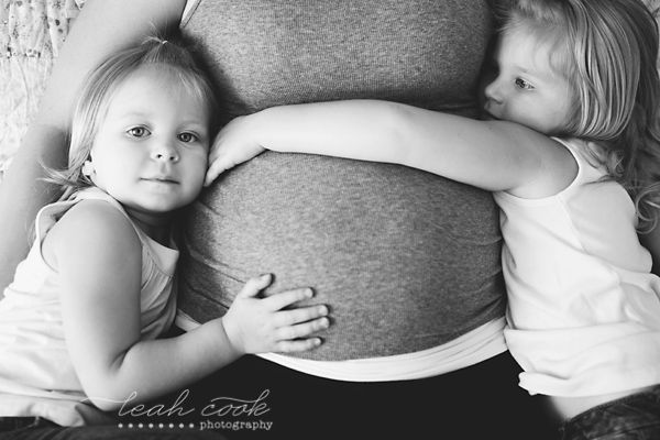 cute maternity photo with siblings