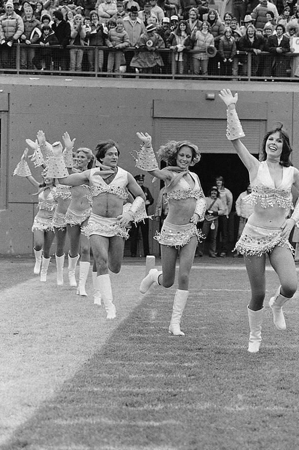 Robin Williams dressed like a cheerleader, 1980 To be honest, I didnt notice that until I read the caption…
