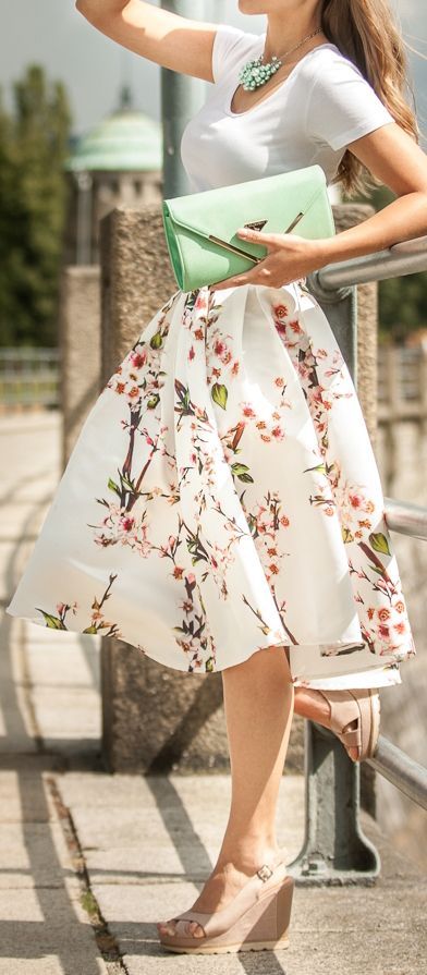 Fashion trends | White tee, floral printed midi skirt, sandals, mint clutch, necklace