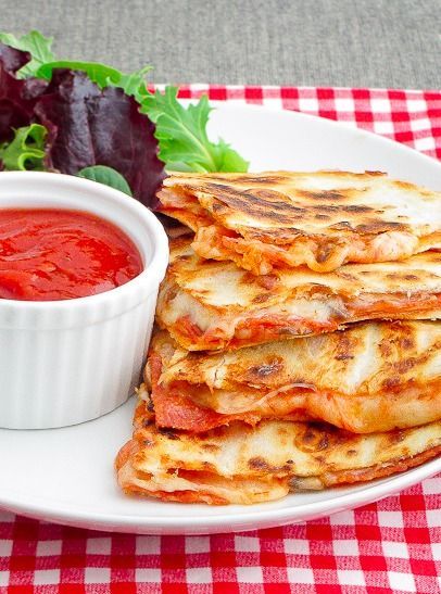 Pepperoni Pizza Quesadillas – It takes less than 10 minutes to make this delicious dinner recipe | Snixy Kitchen