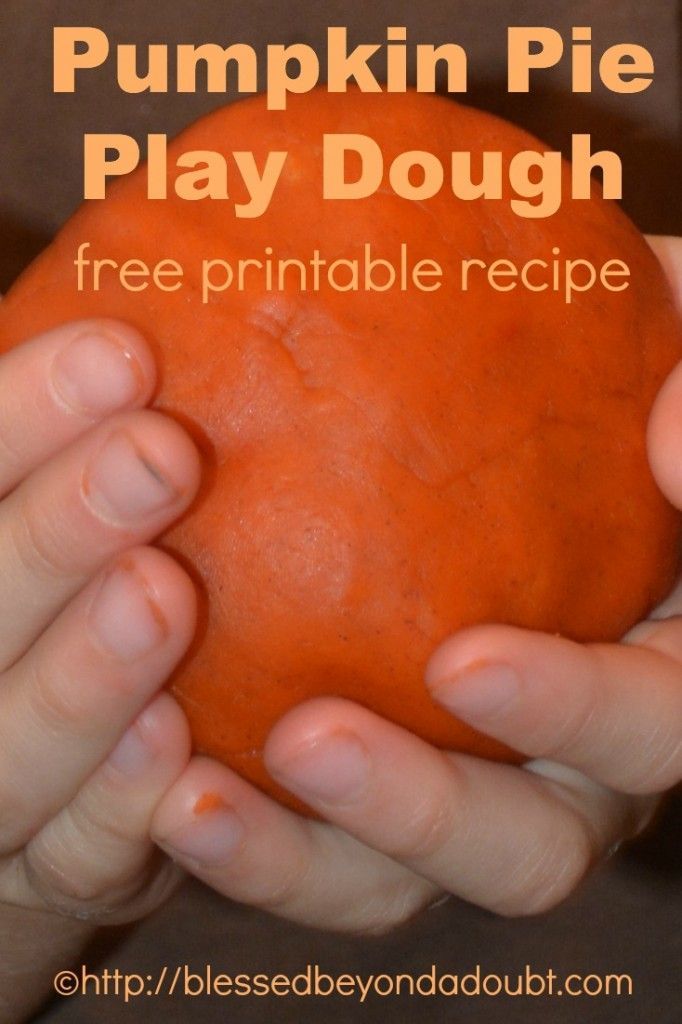 Awesome smellin Pumpkin Pie Play Dough Recipe and Printable – Make Playdough quickly and easily with this printable recipe.