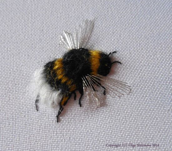 Beautiful embroidered bee! From Di van Niekerks blog…