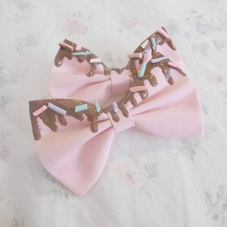 Cute hair bows. Would go great with a pastel green or white top with light blue shorts and brown shoes.