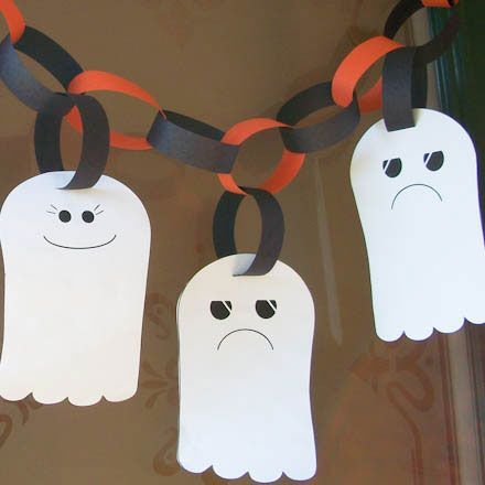 Fast+and+Quick+Halloween+Crafts | Ghost Garland – Halloween Crafts – Aunt Annies Crafts