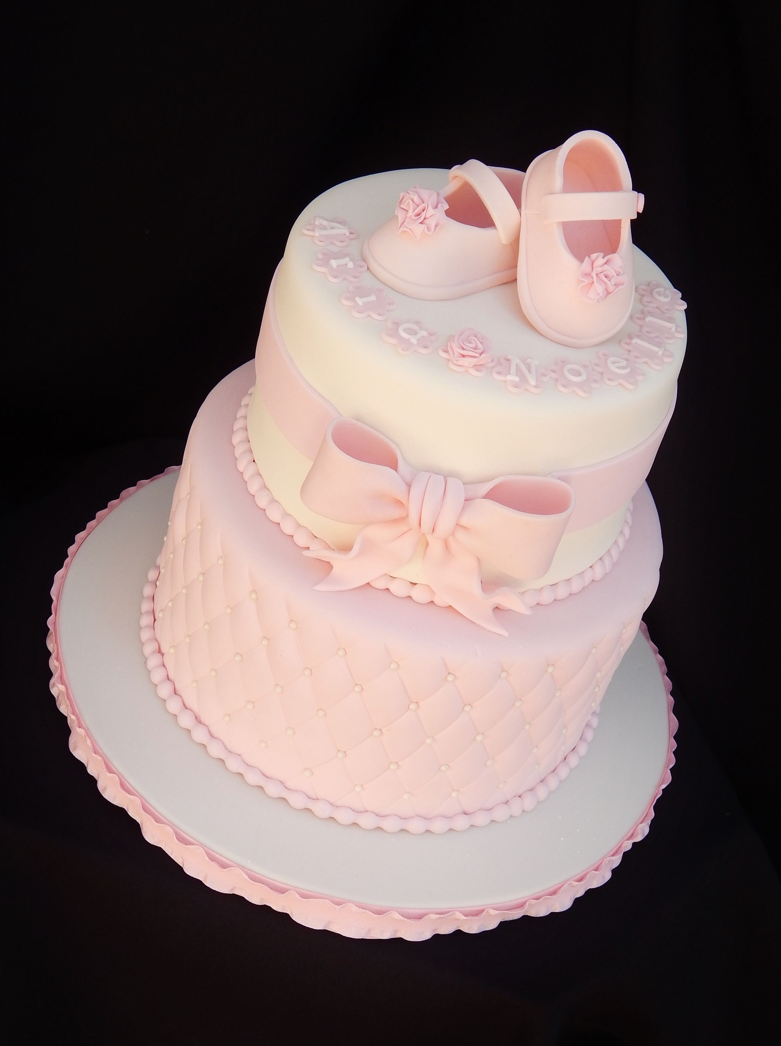 fondant baby shoes – 7/9 vanilla cake with raspberry filling – baby shower cake with quilted diamond pattern