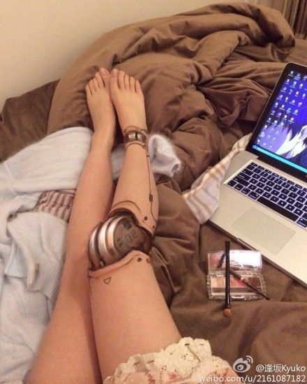 Robot Leg Made Entirely From Makeup. Girl, you need to get your talented ass to Hollywood.